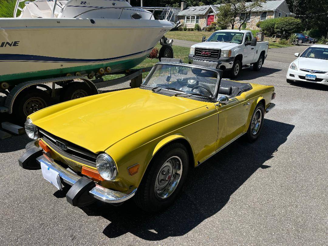 Triumph-tr6-1974-yellow-1