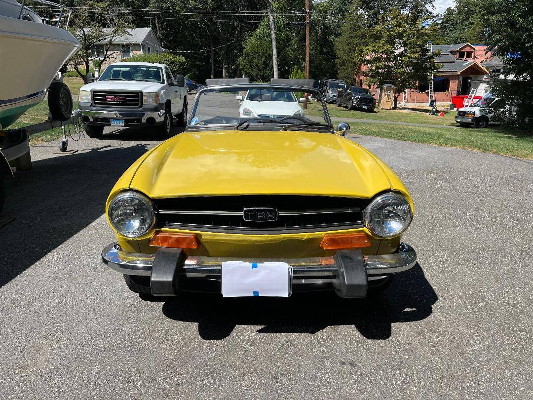 Triumph-tr6-1974-yellow-10
