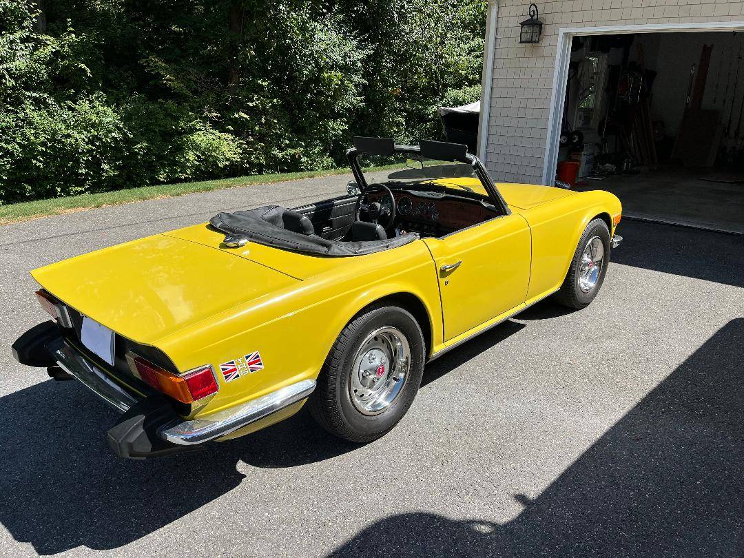 Triumph-tr6-1974-yellow-11