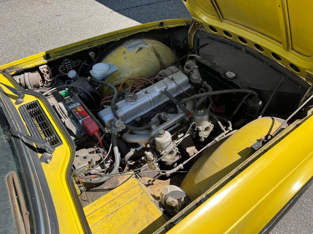 Triumph-tr6-1974-yellow-5
