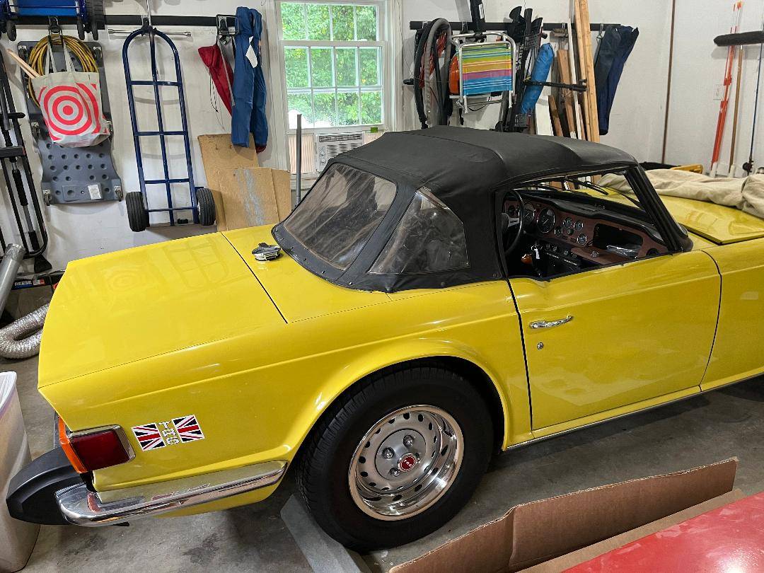 Triumph-tr6-1974-yellow-9