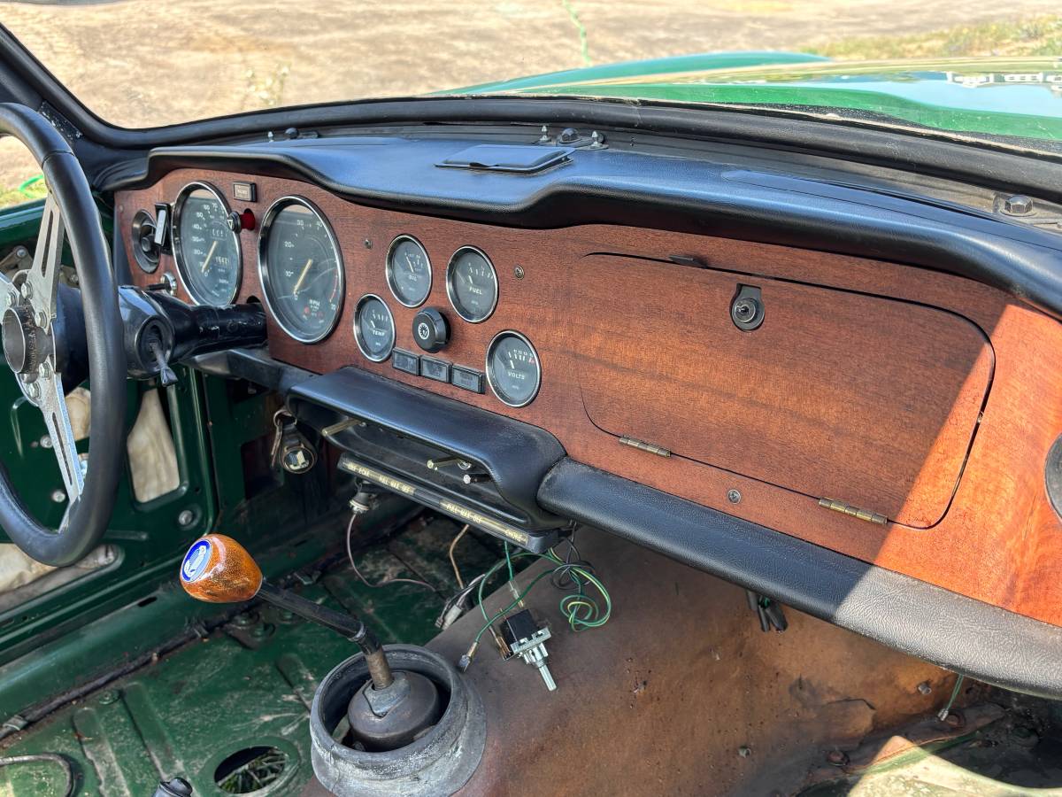 Triumph-tr6-1975-green-2