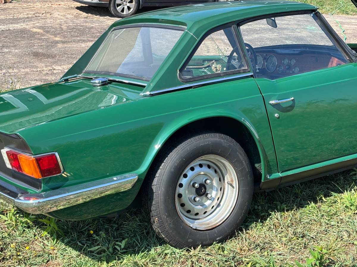 Triumph-tr6-1975-green-6
