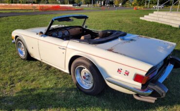 Triumph-tr6-1976-white-1