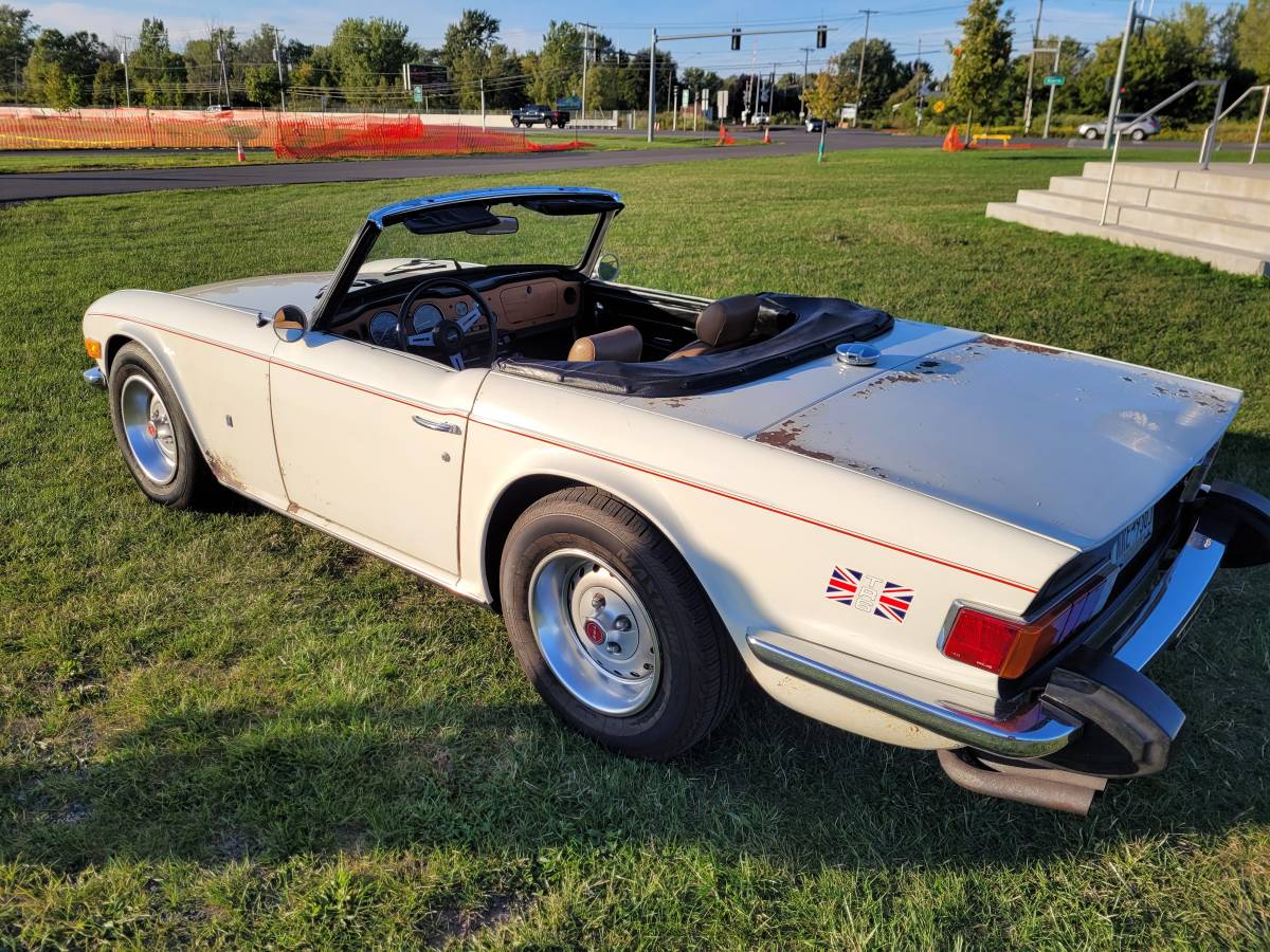 Triumph-tr6-1976-white-1
