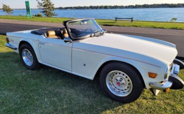 Triumph-tr6-1976-white-10