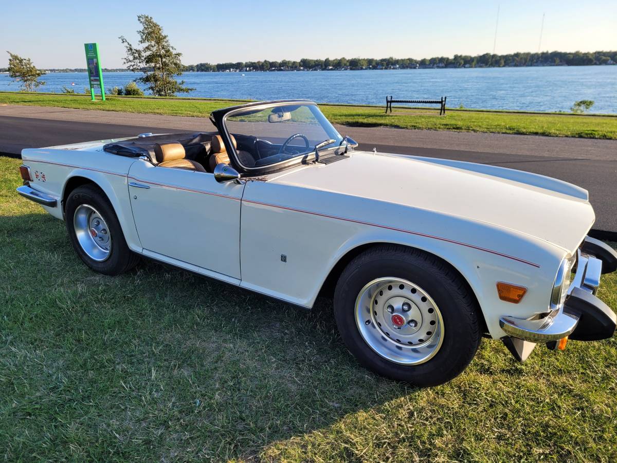 Triumph-tr6-1976-white-10