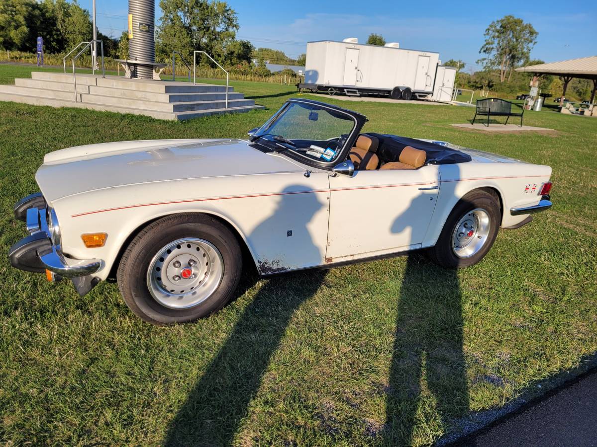 Triumph-tr6-1976-white-2