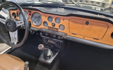 Triumph-tr6-1976-white-3