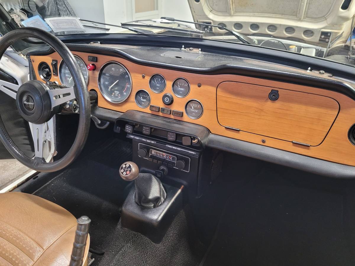 Triumph-tr6-1976-white-3