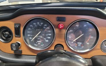 Triumph-tr6-1976-white-4