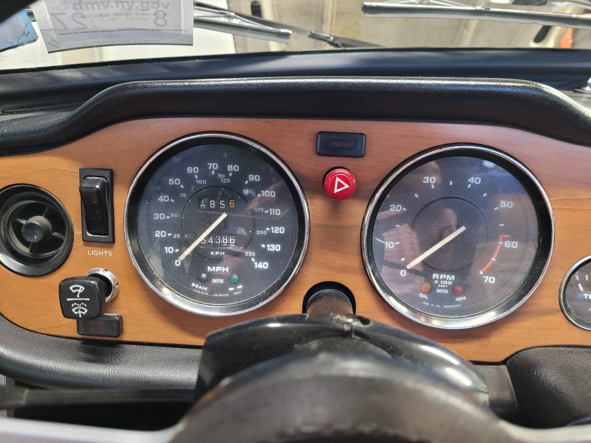 Triumph-tr6-1976-white-4