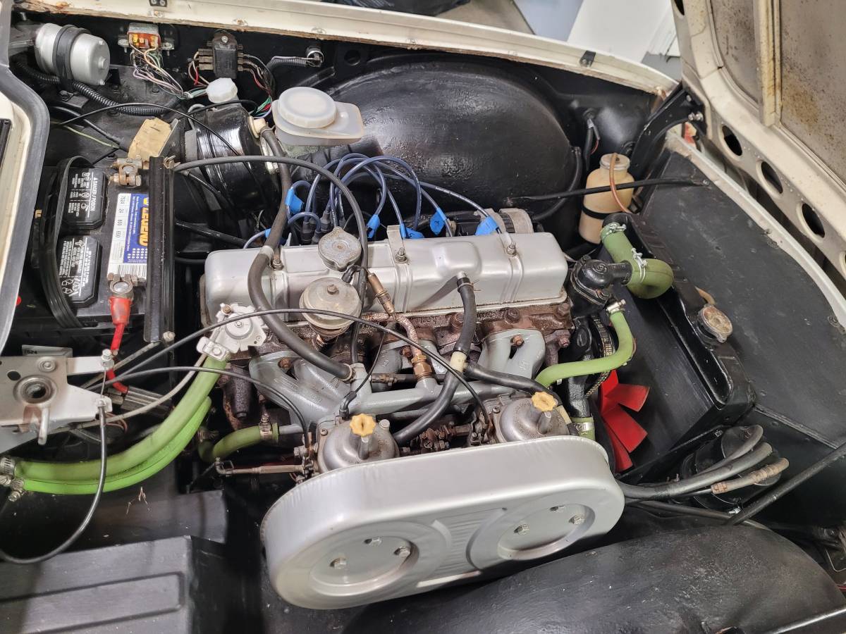 Triumph-tr6-1976-white-6