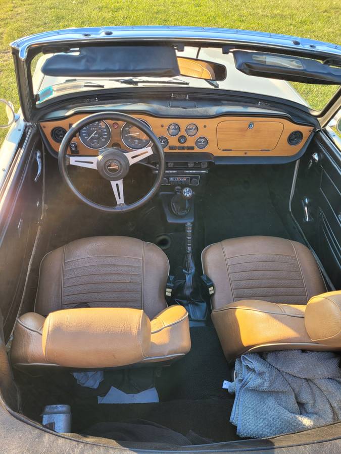 Triumph-tr6-1976-white-7
