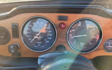Triumph-tr6-1976-white-9