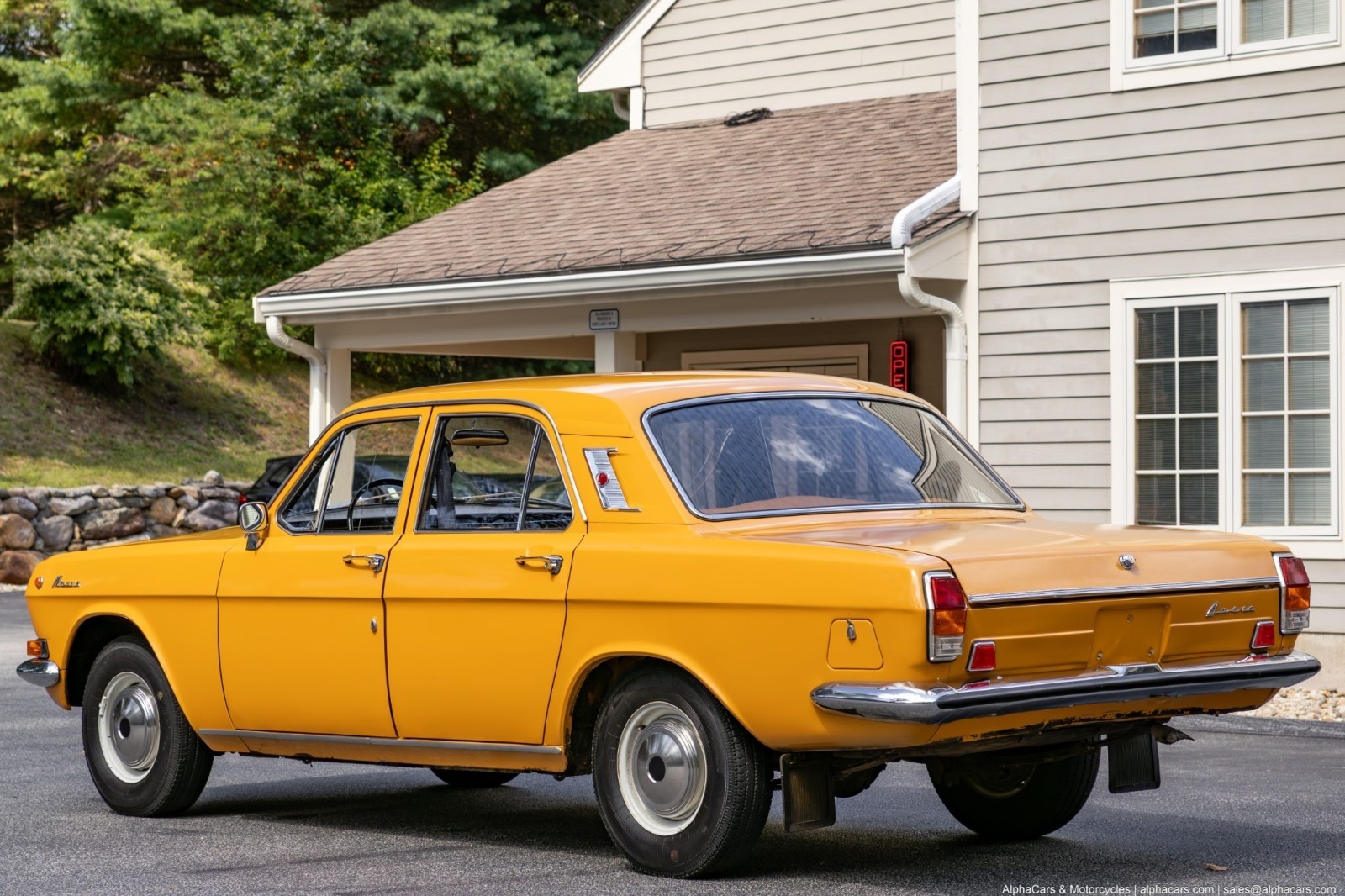 Volga-GAZ-24-1978-Sedan-10