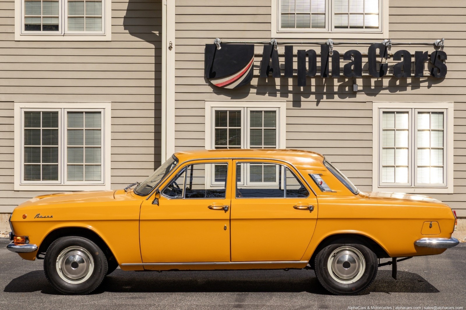 Volga-GAZ-24-1978-Sedan-12