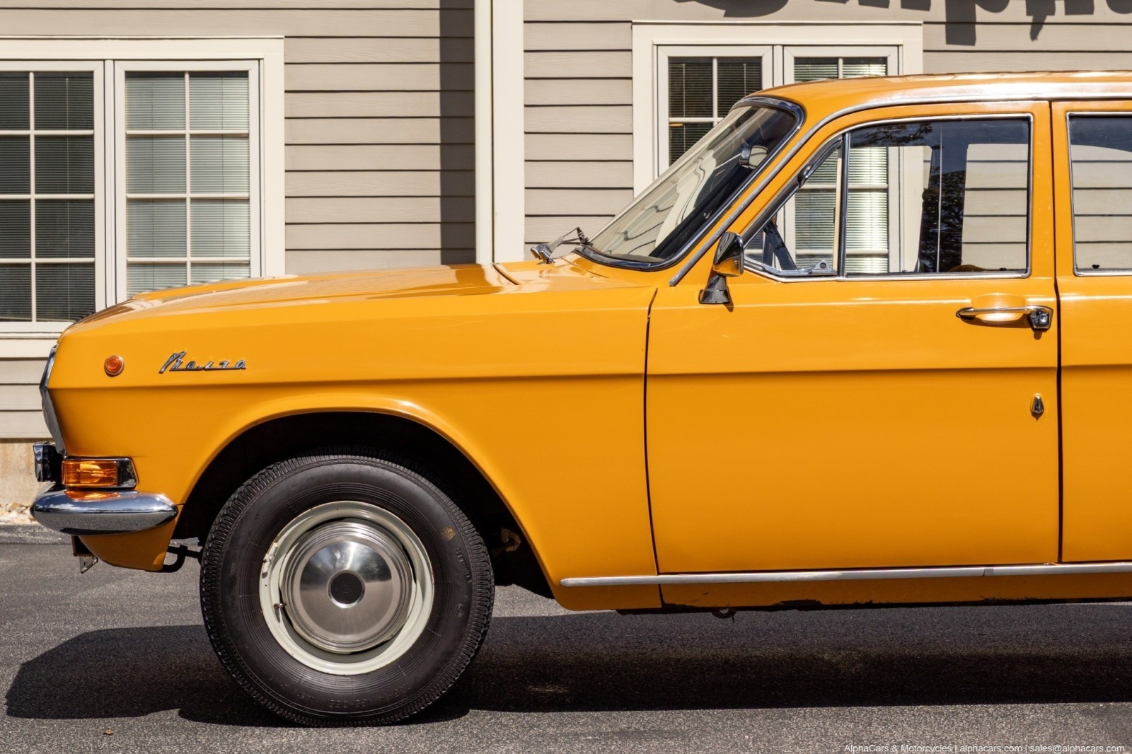 Volga-GAZ-24-1978-Sedan-13