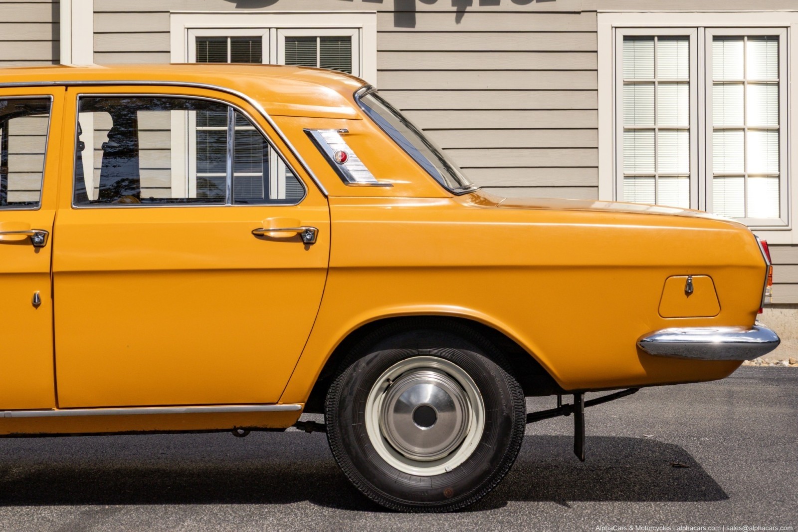 Volga-GAZ-24-1978-Sedan-14