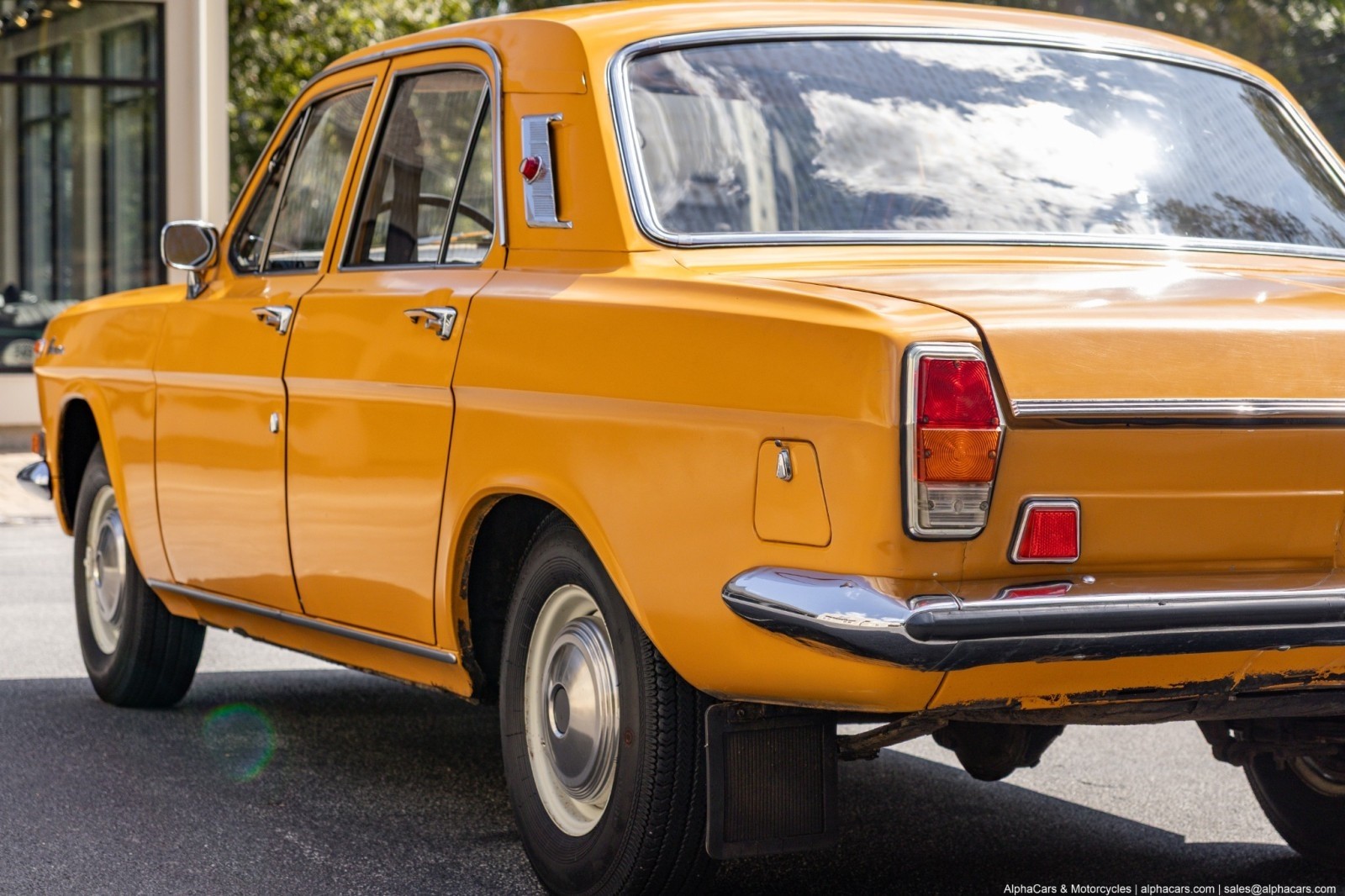 Volga-GAZ-24-1978-Sedan-18
