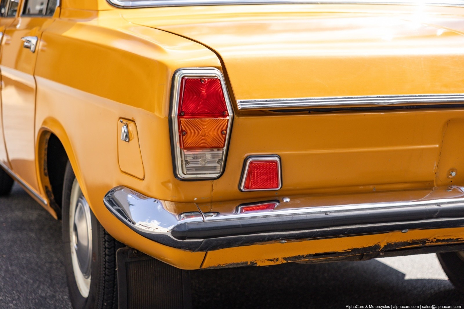 Volga-GAZ-24-1978-Sedan-19