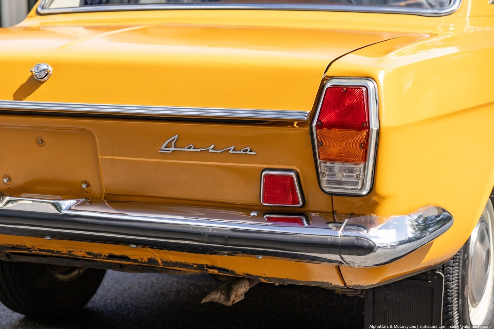 Volga-GAZ-24-1978-Sedan-20