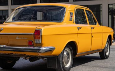 Volga-GAZ-24-1978-Sedan-21