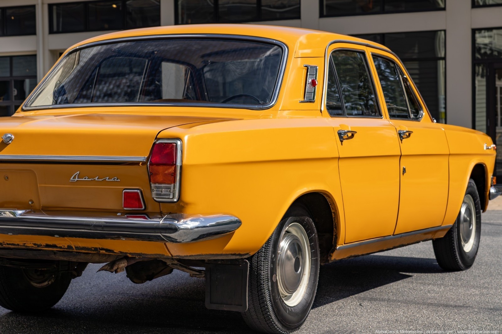 Volga-GAZ-24-1978-Sedan-21