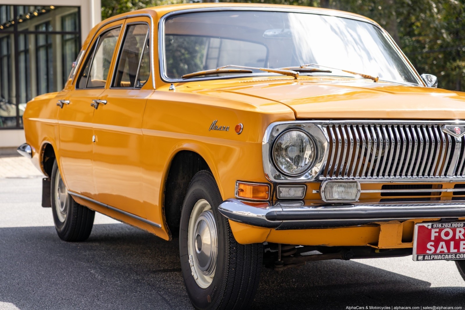 Volga-GAZ-24-1978-Sedan-24