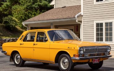 Volga-GAZ-24-1978-Sedan-3