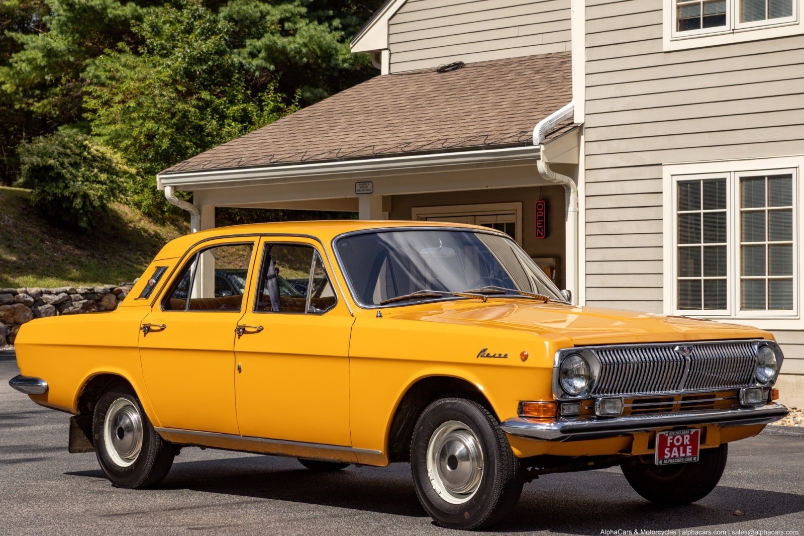 Volga-GAZ-24-1978-Sedan-3