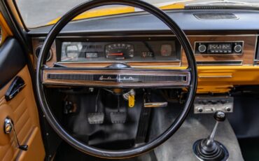 Volga-GAZ-24-1978-Sedan-36