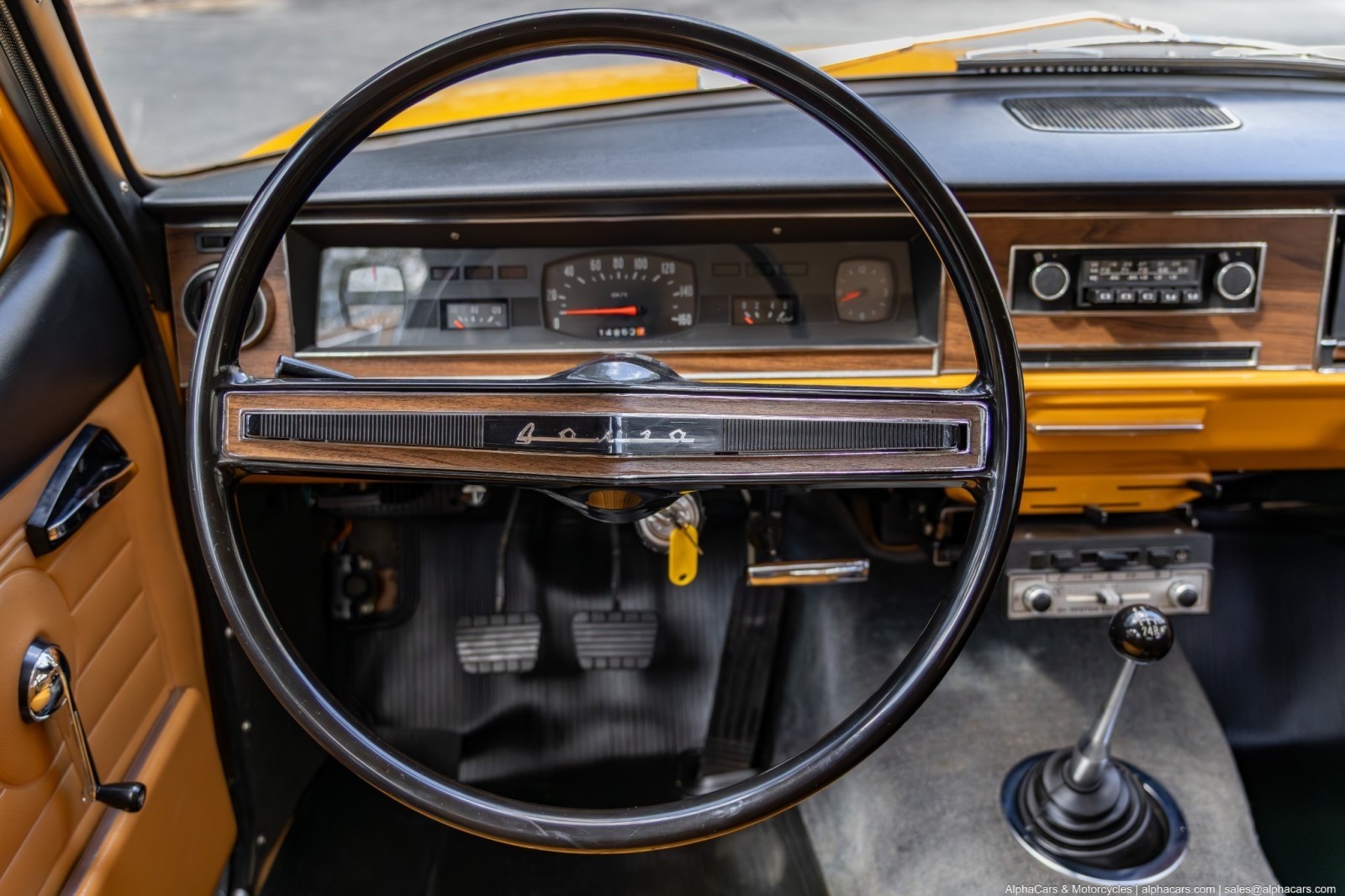Volga-GAZ-24-1978-Sedan-36