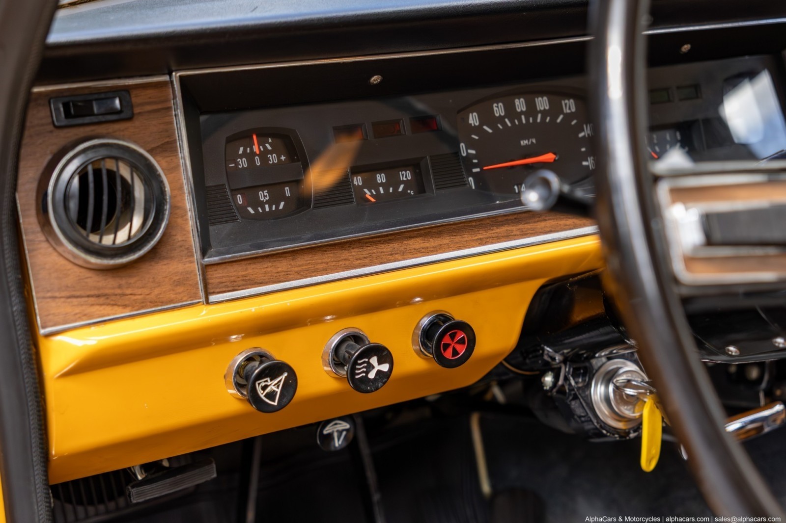 Volga-GAZ-24-1978-Sedan-37