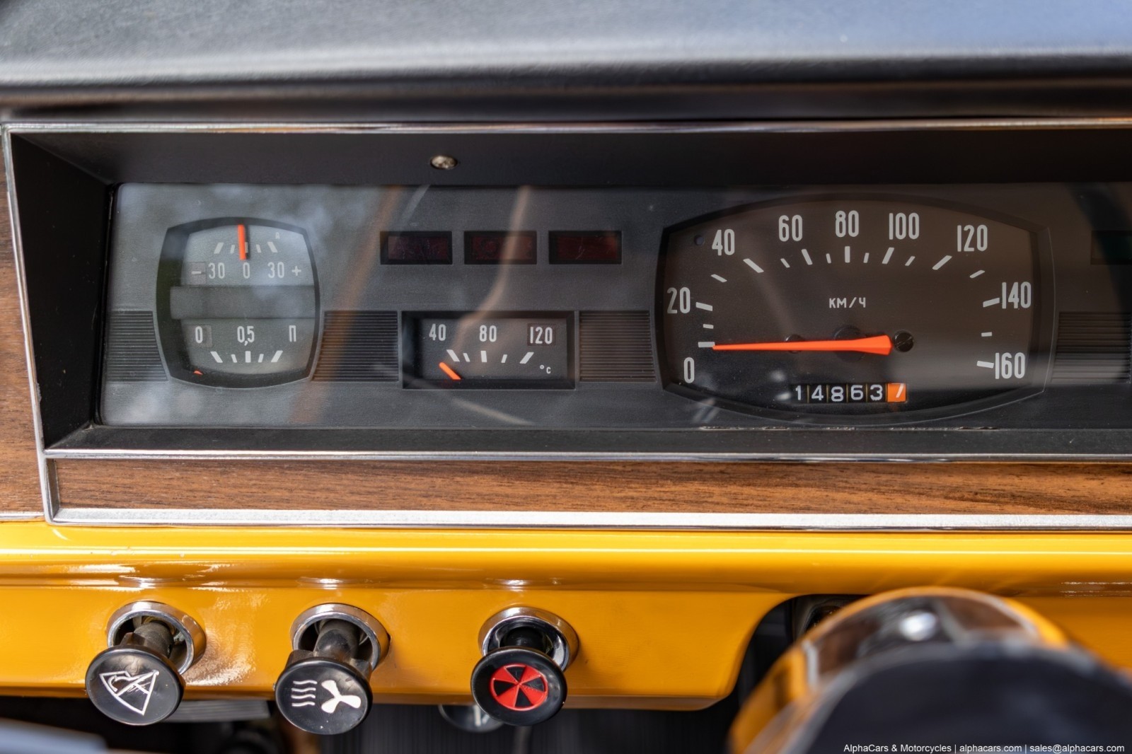 Volga-GAZ-24-1978-Sedan-38