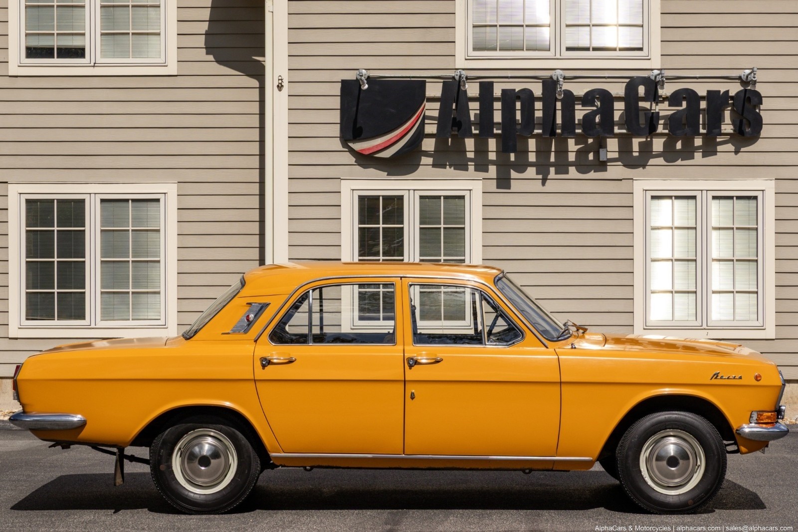 Volga-GAZ-24-1978-Sedan-4