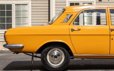 Volga-GAZ-24-1978-Sedan-5