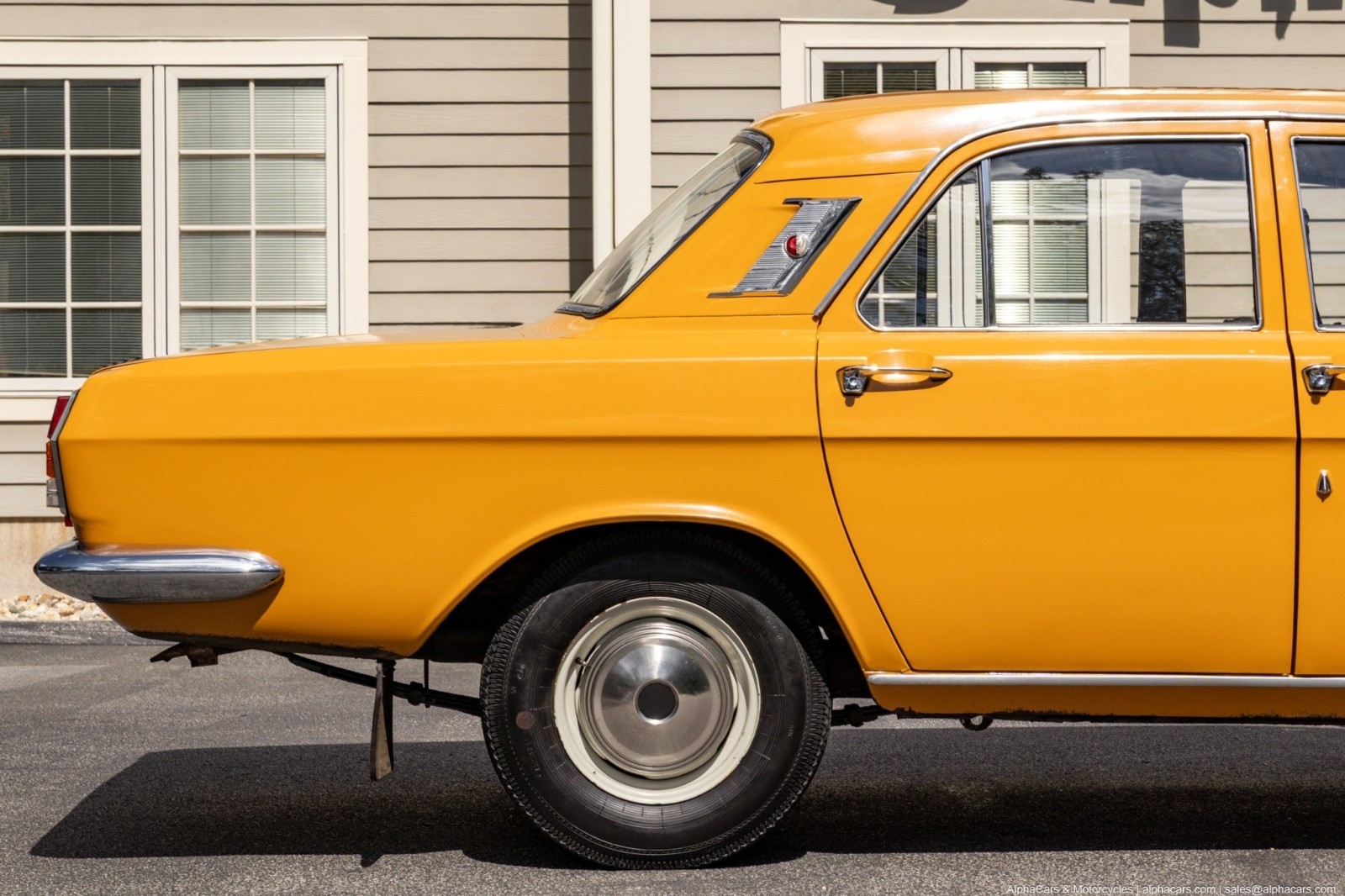 Volga-GAZ-24-1978-Sedan-5