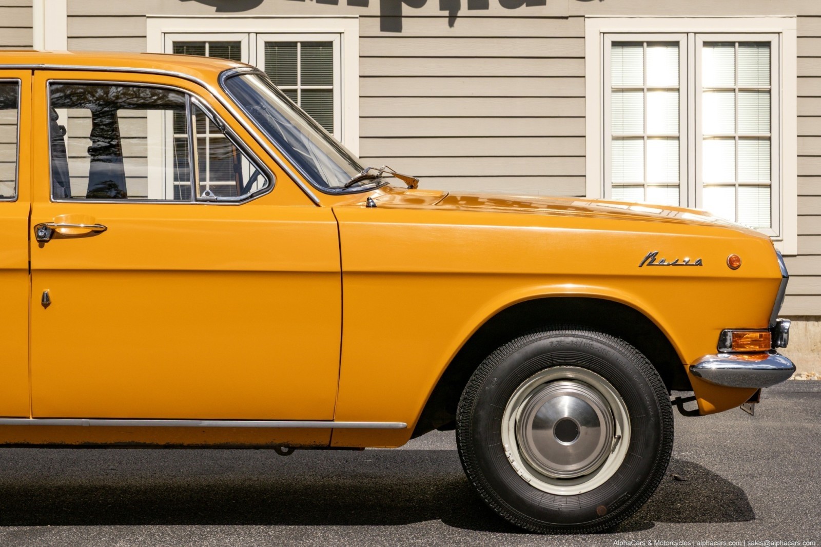 Volga-GAZ-24-1978-Sedan-6