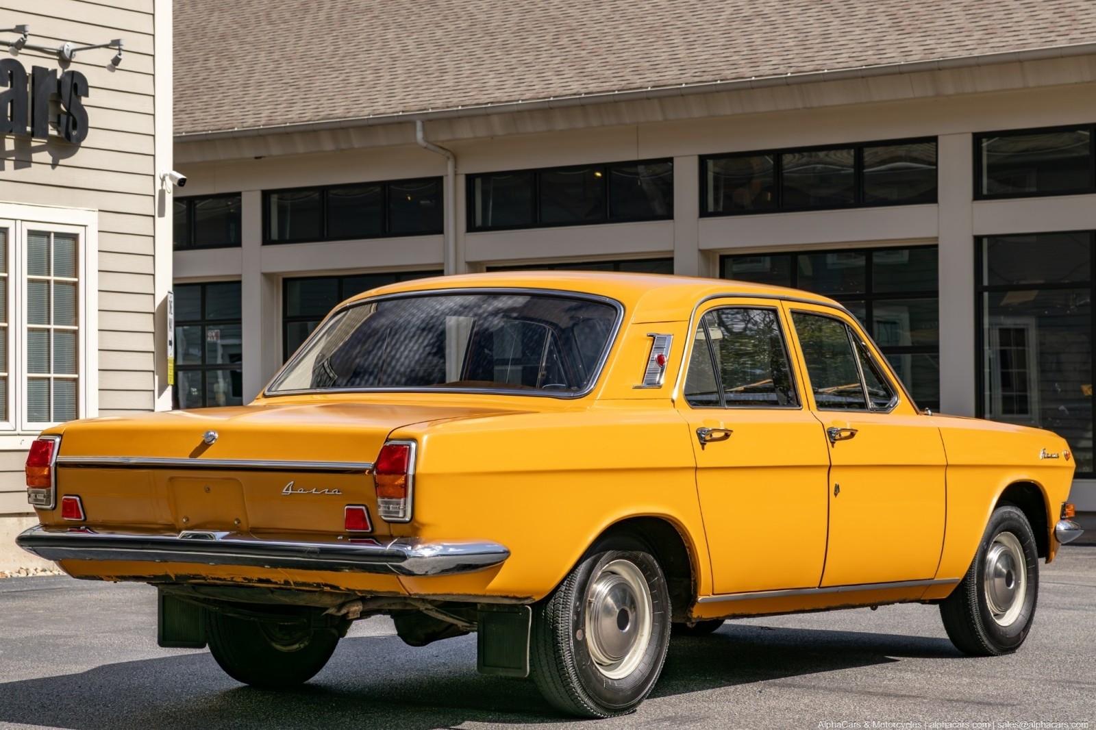 Volga-GAZ-24-1978-Sedan-8