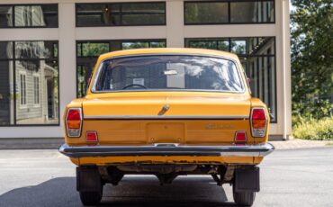 Volga-GAZ-24-1978-Sedan-9