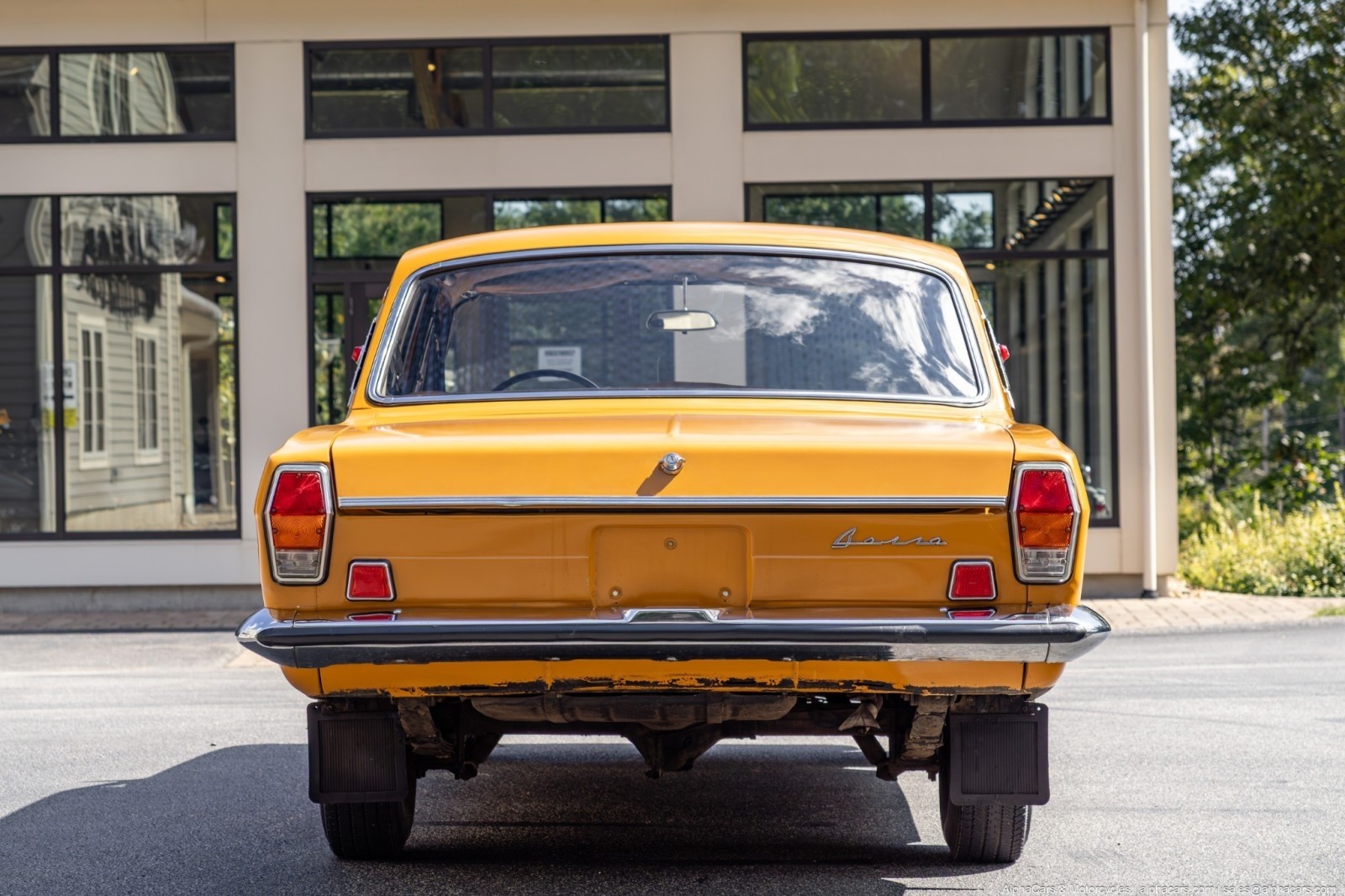Volga-GAZ-24-1978-Sedan-9