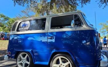 Volkswagen-BusVanagon-1973-Minivan-1