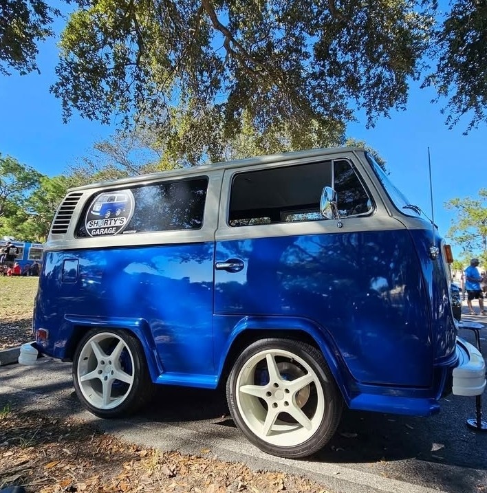 Volkswagen-BusVanagon-1973-Minivan-1