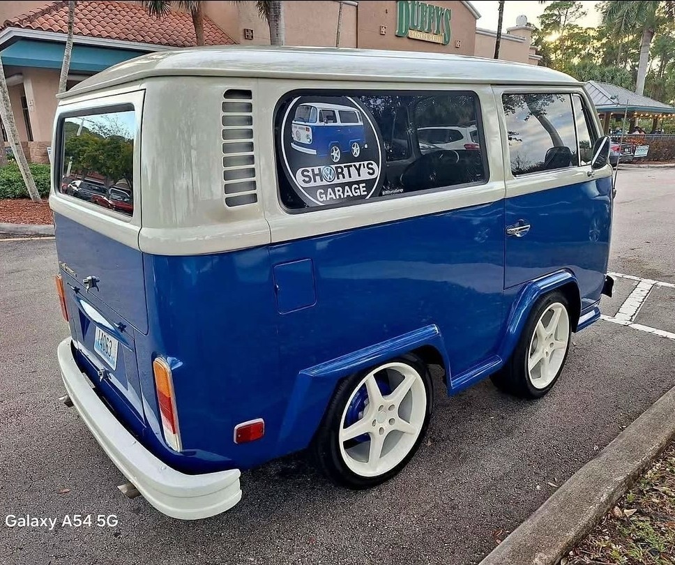Volkswagen-BusVanagon-1973-Minivan-2
