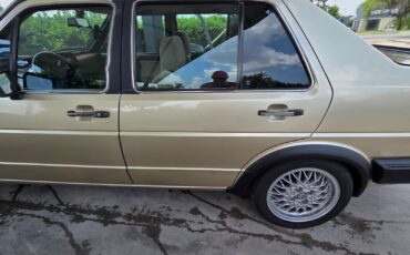 Volkswagen-Jetta-1986-Sedan-10