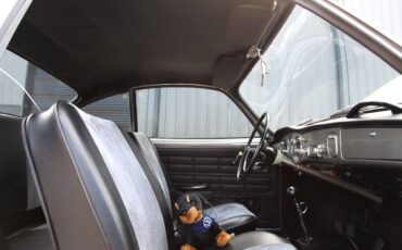 Volkswagen-Karmann-Ghia-1965-Coupe-15