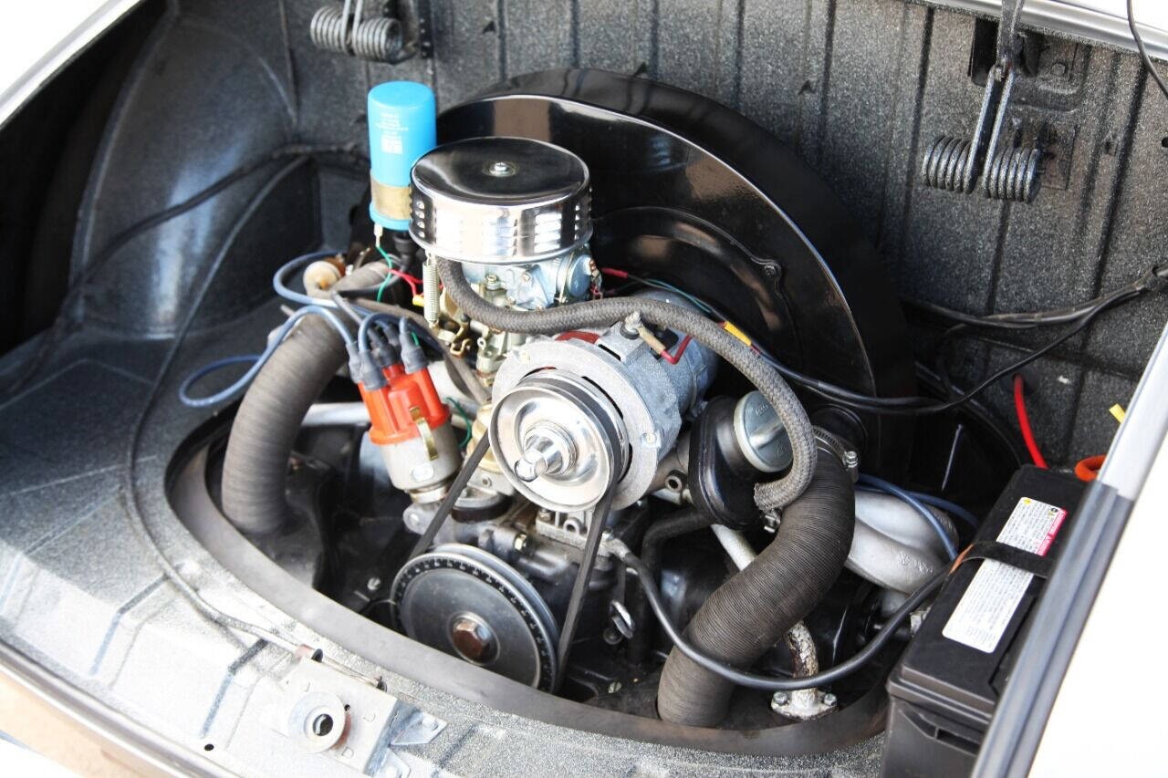 Volkswagen-Karmann-Ghia-1965-Coupe-19