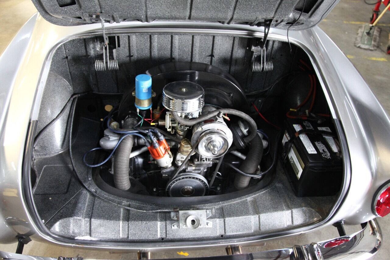 Volkswagen-Karmann-Ghia-1965-Coupe-34