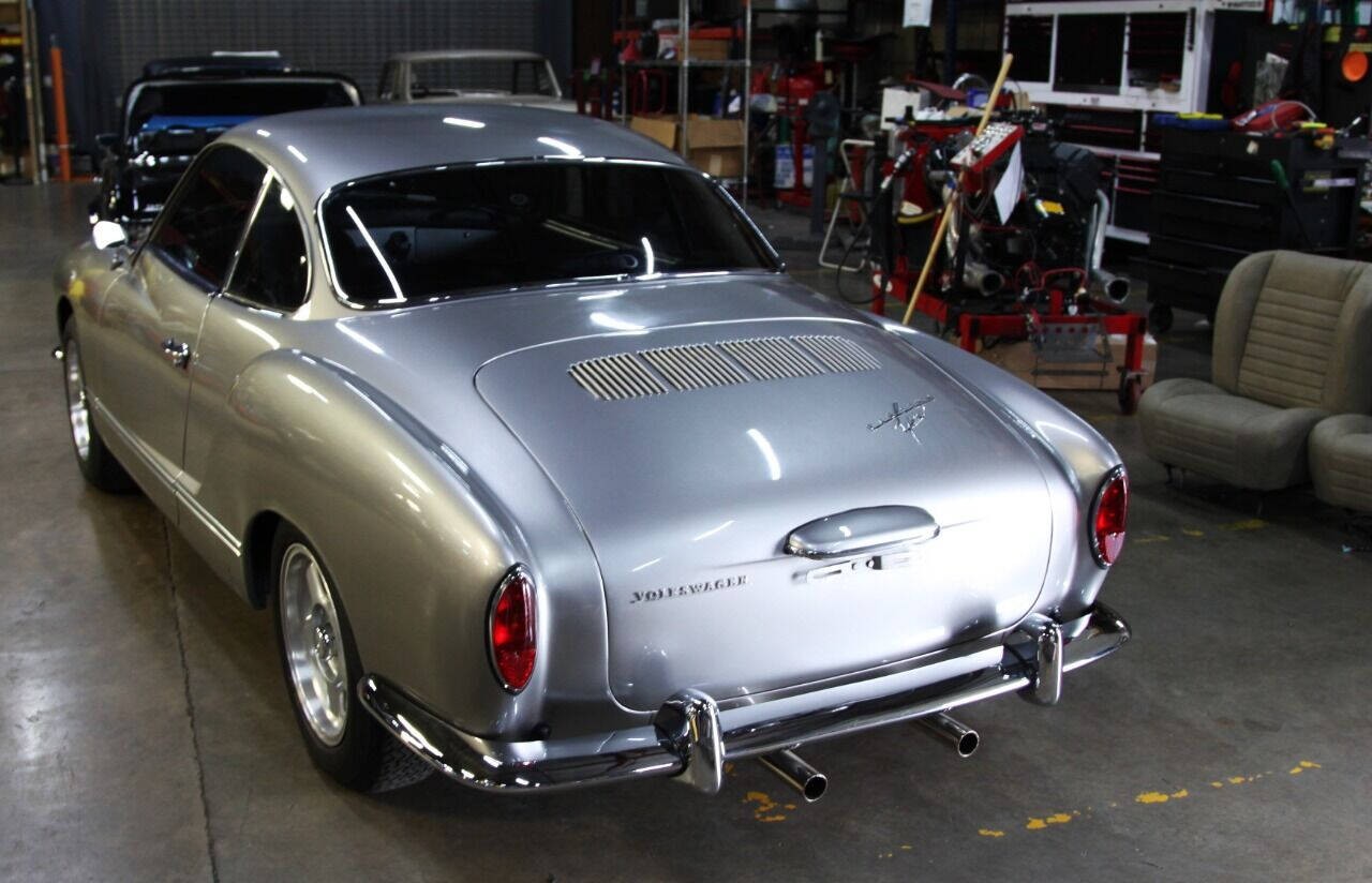 Volkswagen-Karmann-Ghia-1965-Coupe-9
